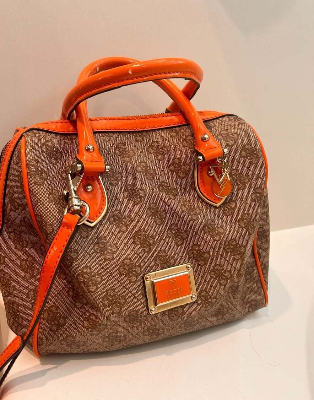 Y2K Guess ๐งก Monogram Logo Handbag with Orange Patent Trim W/ Shoulder Strap
